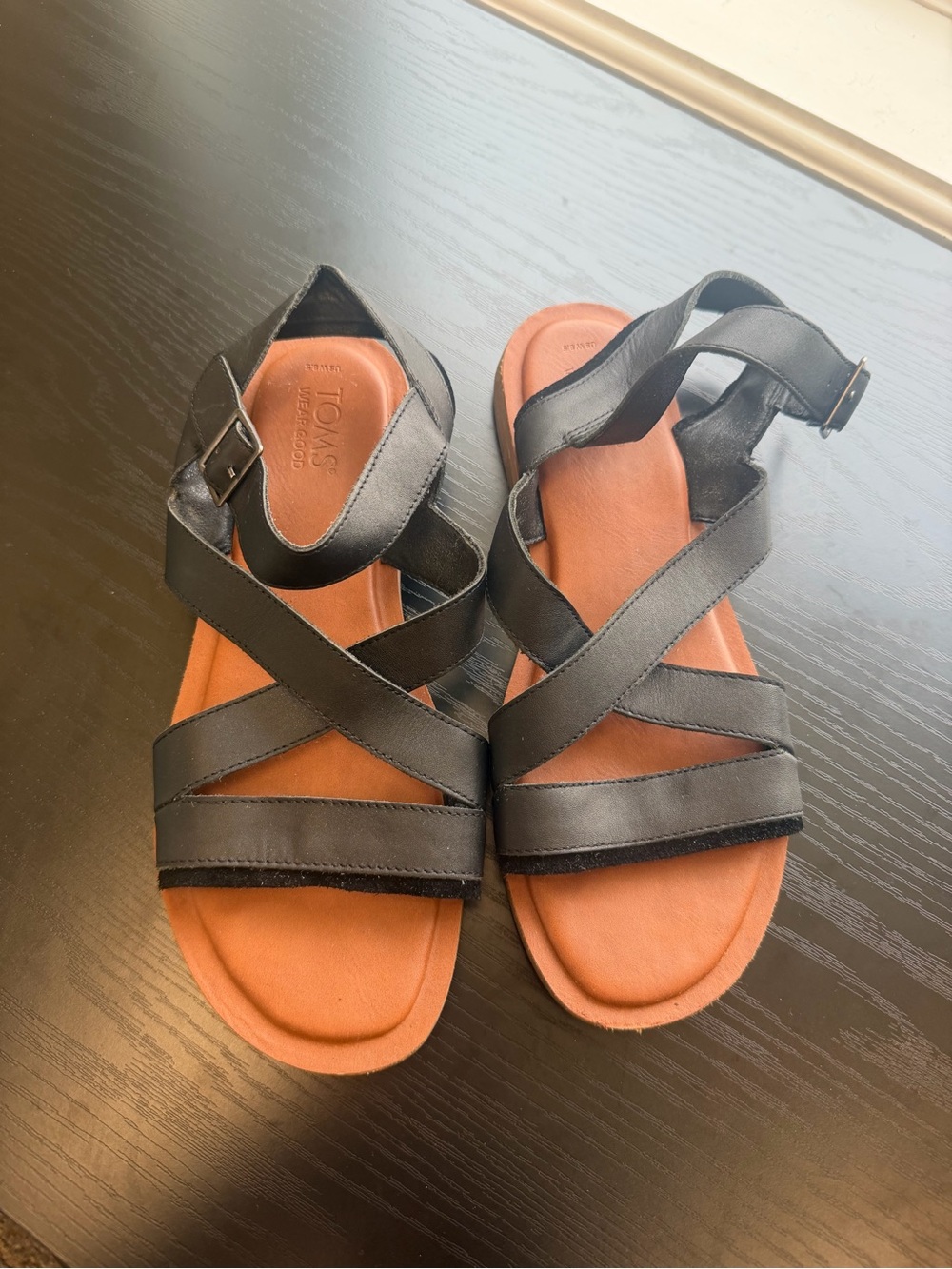 TOMS Womenโs Black Leather Strappy Flat Sandals Ankle Buckle Size 8.5